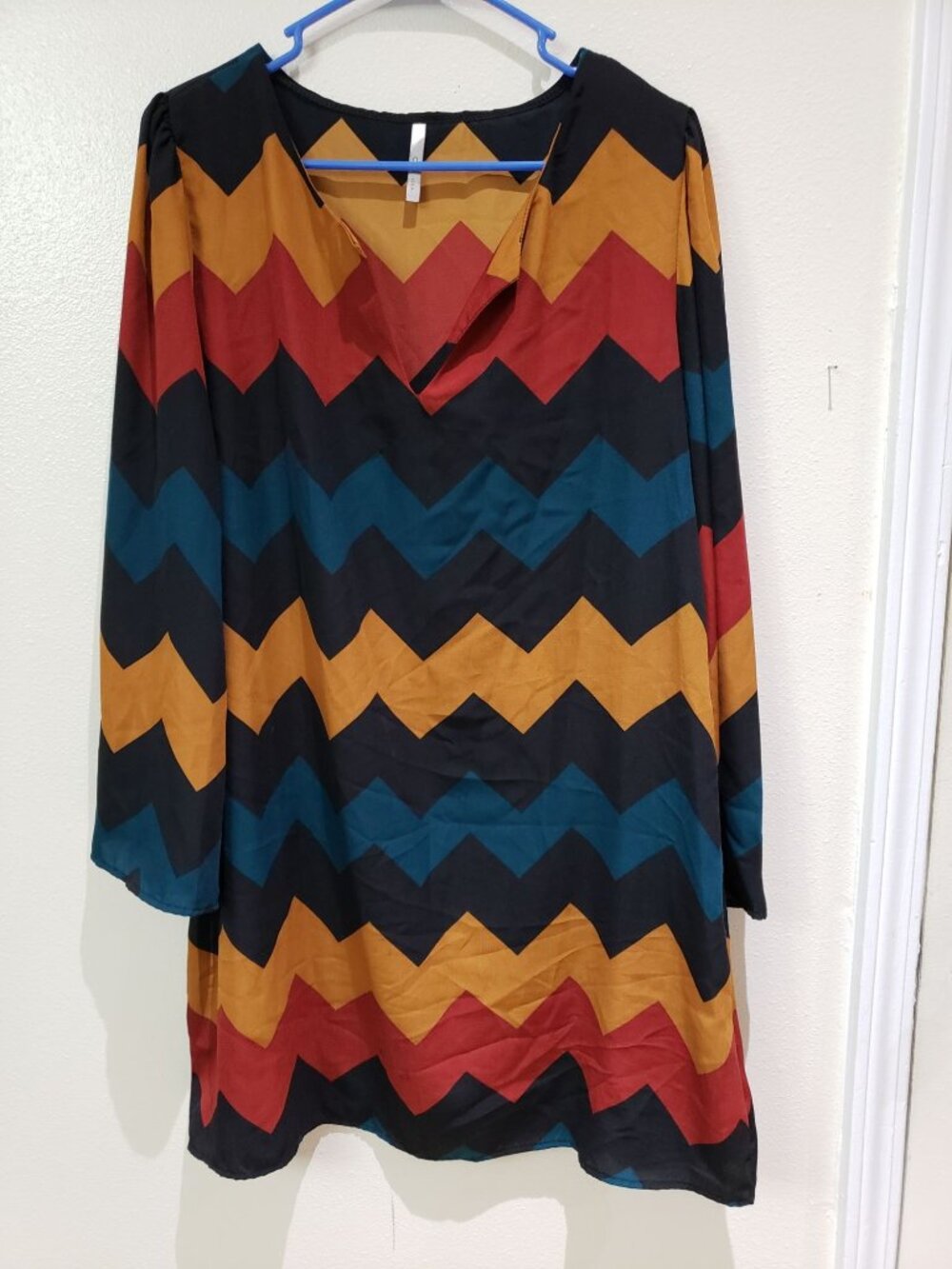 Coii USA - women's bell sleeve, colorful chevron print, shift dress, size L